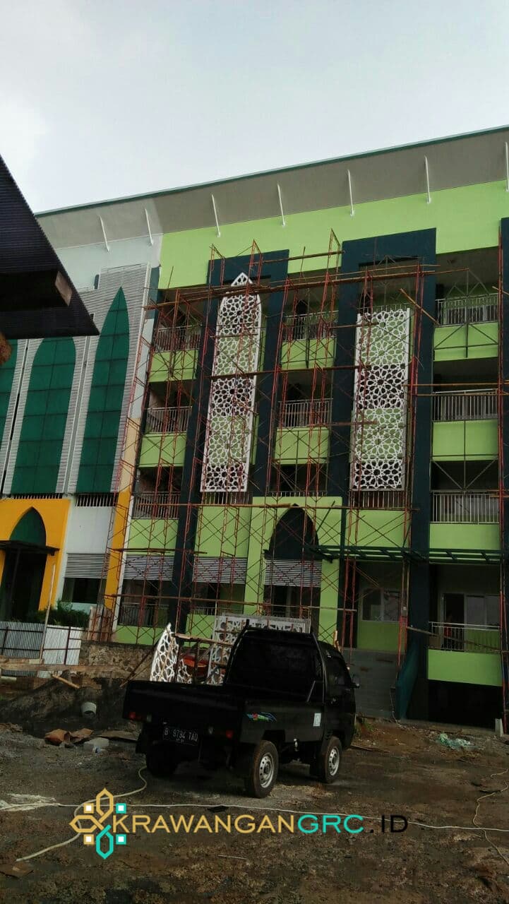 Pemasangan panel krawangan GRC pada fasad gedung bertingkat