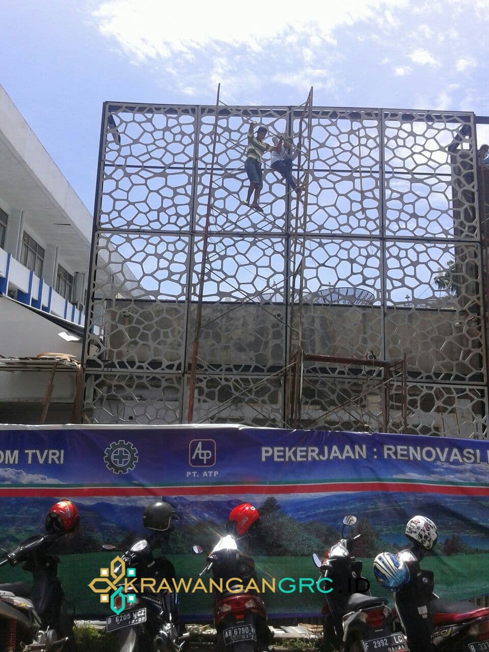 Pemasangan panel krawangan GRC pada renovasi gedung TVRI