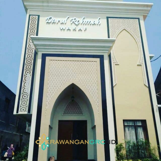 Gerbang gedung dengan ornamen dan krawangan GRC