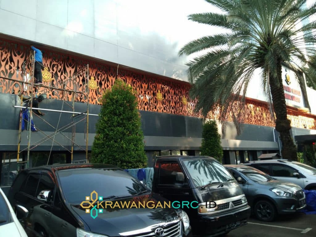 Panel krawangan GRC oranye motif sulur pada fasad gedung Polri