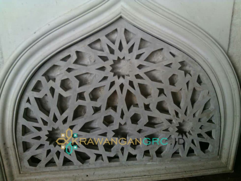 Detail krawangan GRC motif bintang islami dalam bingkai lengkung buatan KrawanganGRC.id